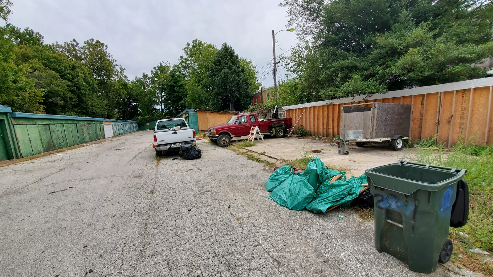 901 E 10th St before renovation, photo 2