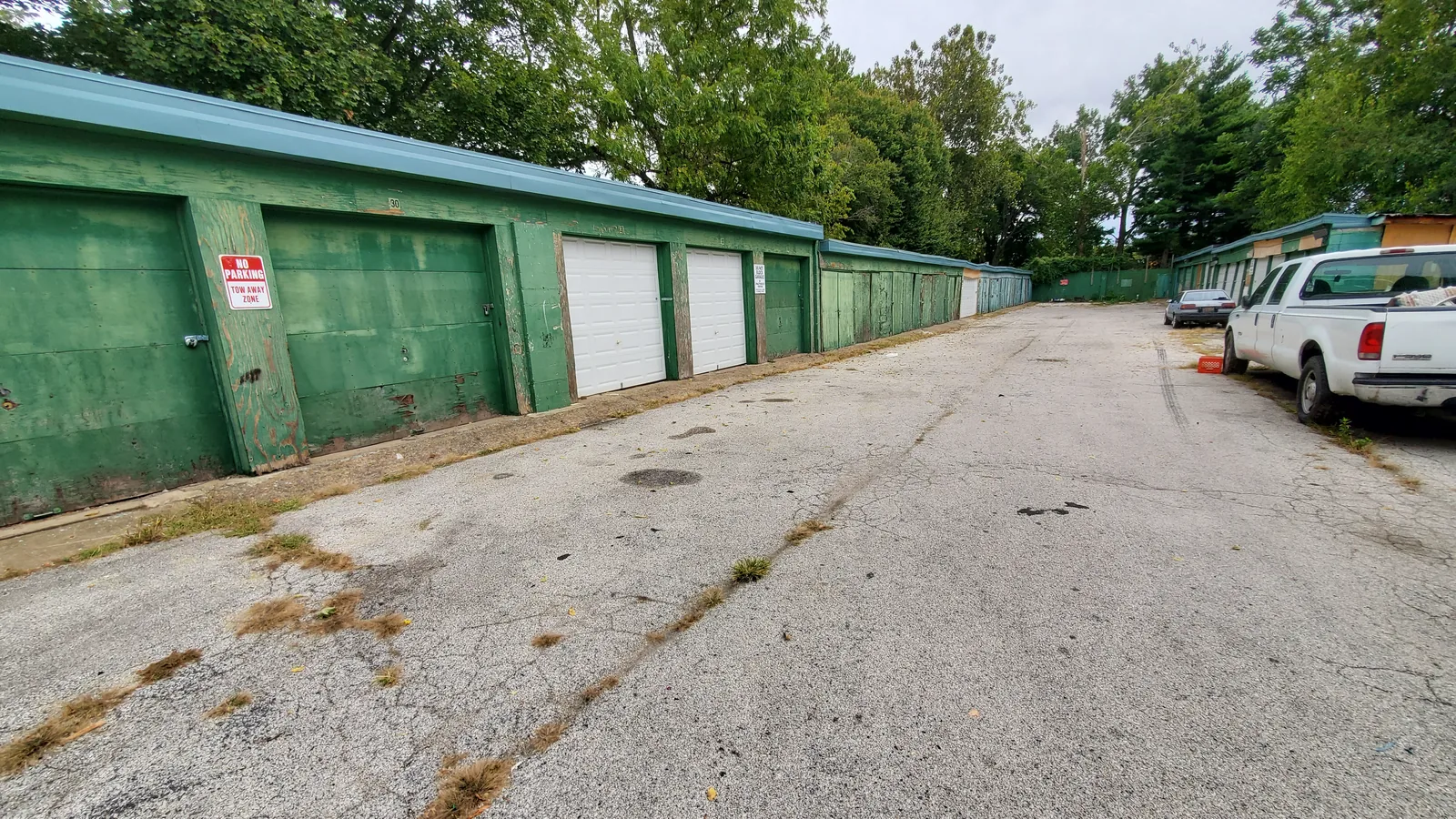 901 E 10th St before renovation, photo 3